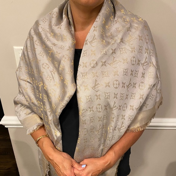 Louie Vuitton wool/silk monogram shawl. Silver and gold - Picture 3 of 11
